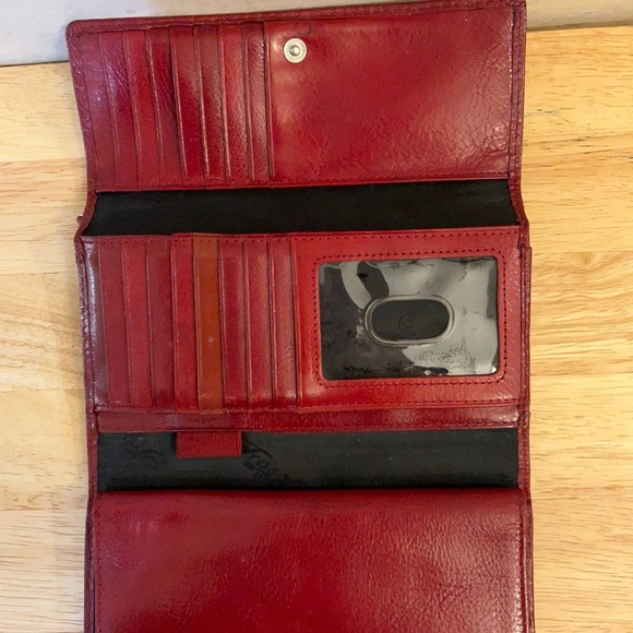 Fossil Red Leather Tri-Fold Wallet. - Picture 4 of 6